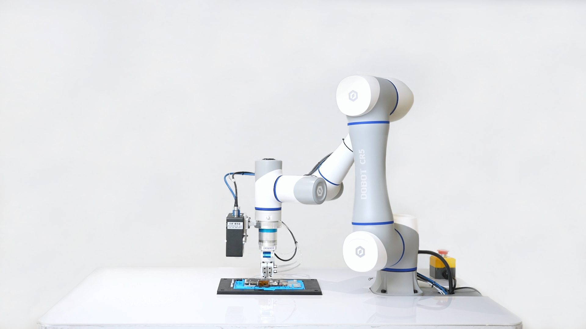 越疆,越疆科技,越疆機器人,越疆官網(wǎng),dobot,協(xié)作機器人,越疆協(xié)作機器人,協(xié)作機械臂,協(xié)作機械手,自動化機械臂,協(xié)作機器人品牌,協(xié)作機器人制造商,協(xié)作機器人研發(fā),具身智能機器人,機械臂,協(xié)作機器人,3C制造行業(yè)應(yīng)用,自動化解決方案,生產(chǎn)質(zhì)量,生產(chǎn)成本,柔性化生產(chǎn),智能終端生產(chǎn),全場景精密制造新模式,零部件加工,電子元件精密制造,電容涂膠,功能和外觀檢測、表面貼裝（SMT）