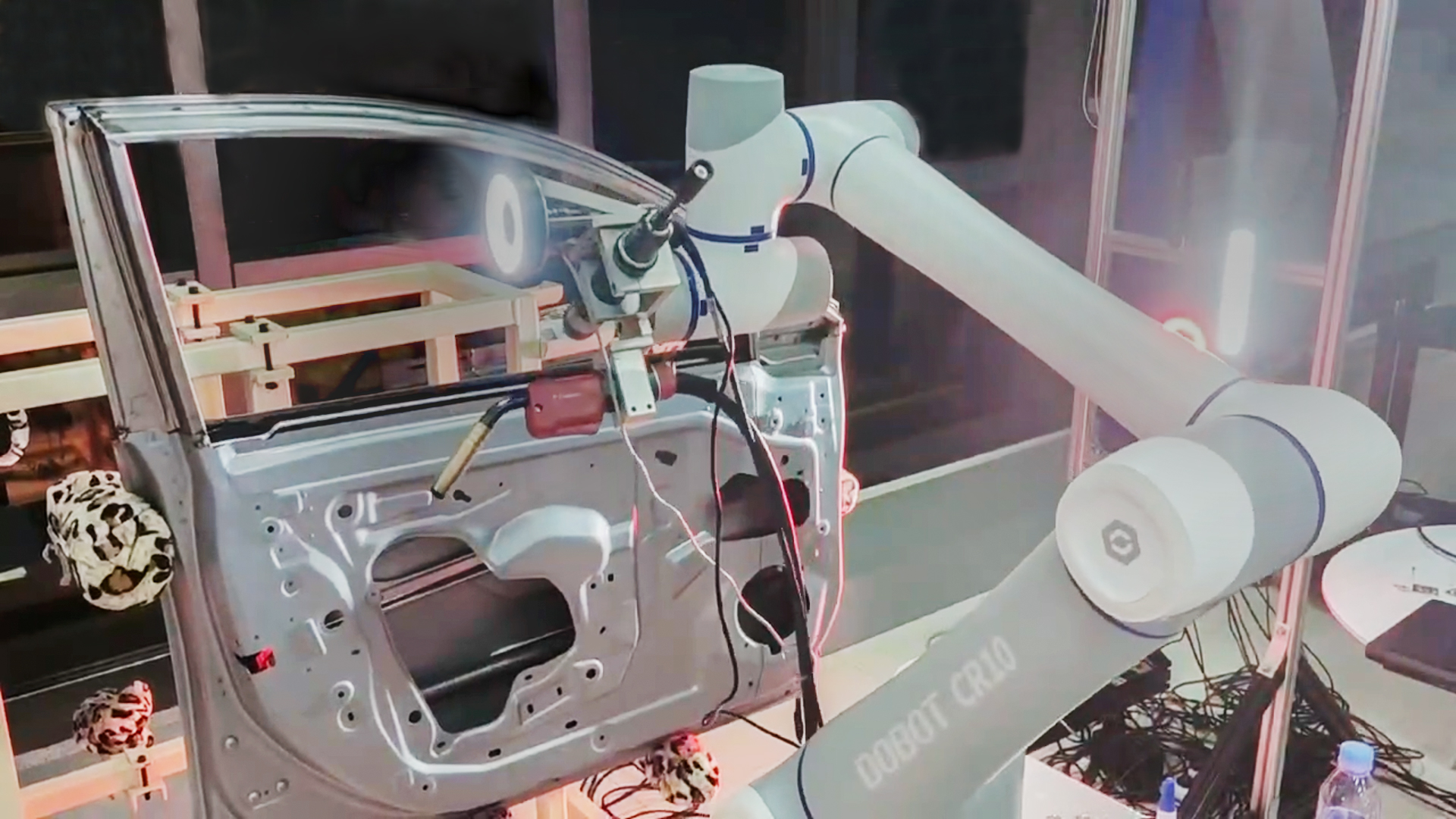越疆,越疆科技,越疆機器人,協(xié)作機器人,CR系列協(xié)作機器人,CRS系列協(xié)作機器人,安全皮膚,六軸機器人,四軸機器人,汽車行業(yè)應(yīng)用,汽車制造,自動化解決方案,生產(chǎn)效率,產(chǎn)品質(zhì)量,智能制造,裝配,檢測,物料搬運,沖壓工藝,車門焊裝,底盤焊接,車身玻璃噴涂,汽車總裝,上下料,質(zhì)量檢測、焊裝工藝