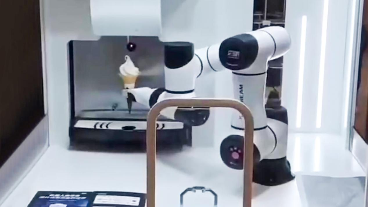 智能協作機器人,越疆協作機器人,智能協作機器人,協作機器人應用,越疆機器人,具身智能,人形機器人,Atom,焊接機器人,越疆焊接機器人-冰淇淋機器人的智能升級之路：自動化如何推動冷飲行業轉型
